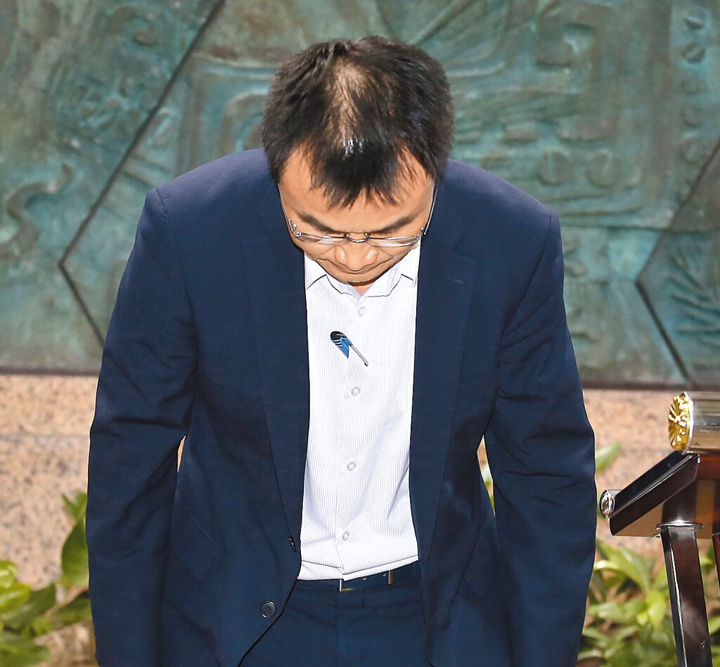 臺(tái)農(nóng)業(yè)部門負(fù)責(zé)人陳吉仲19日傍晚舉行記者會(huì)說明項(xiàng)目進(jìn)口雞蛋議題，當(dāng)日晚間8點(diǎn)在臉書上宣布辭職。 圖片來源：臺(tái)灣“中時(shí)新聞網(wǎng)”