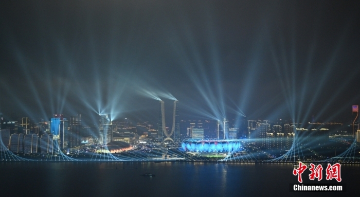 9月23日，杭州第19屆亞運會開幕式在浙江杭州奧體中心體育場舉行。圖為璀璨燈光秀點亮錢塘江夜空。<a target='_blank' href='/'><p  align=