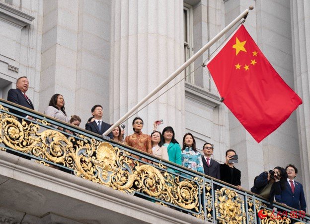 當(dāng)?shù)貢r(shí)間9月29日，中國(guó)駐舊金山總領(lǐng)事張建敏與舊金山市長(zhǎng)倫敦·布理德一起在舊金山市政廳陽(yáng)臺(tái)升起中國(guó)國(guó)旗，慶祝中華人民共和國(guó)成立74周年。人民網(wǎng)記者 鄧圩攝