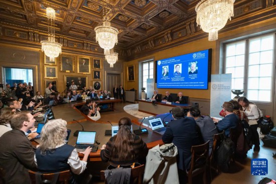 這是10月3日在瑞典斯德哥爾摩拍攝的2023年諾貝爾物理學(xué)獎公布現(xiàn)場。新華社發(fā)（魏學(xué)超攝）