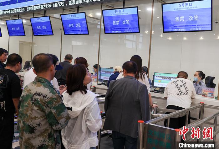 9月21日，旅客在北京站售票大廳內(nèi)購買火車票。當(dāng)日，鐵路部門開始發(fā)售10月5日火車票。國鐵集團(tuán)發(fā)布數(shù)據(jù)顯示，9月13日至20日已發(fā)售火車票1.5億張。鐵路部門將在9月27日至10月1日、10月4日至7日增開200列夜間高鐵，車票已陸續(xù)開始發(fā)售，盡最大努力滿足旅客出行需求。 <a target='_blank' href='/'><p  align=