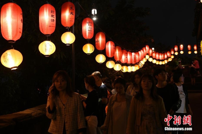 圖為游客夜游山城巷感受山城獨(dú)特魅力。<a target='_blank' href='/' ><p  align=