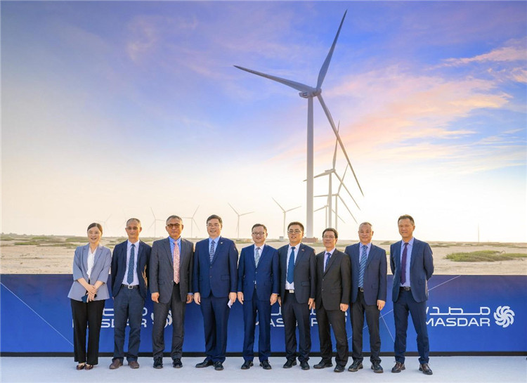 中方建設(shè)者在風(fēng)電場合影。中國電建供圖