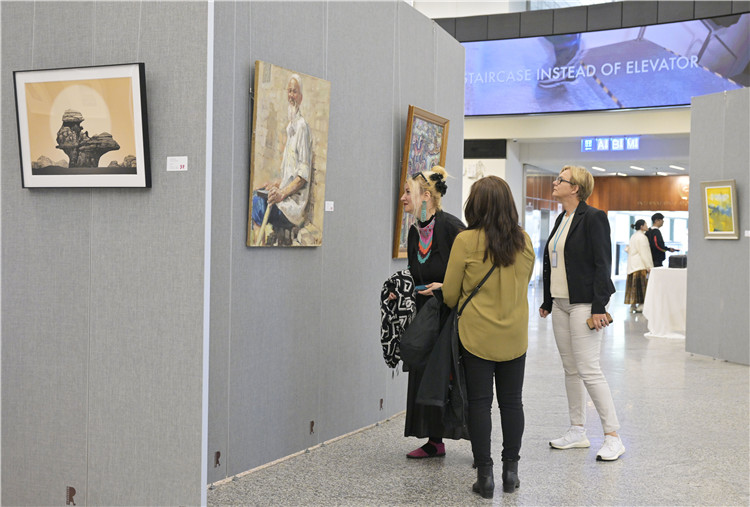 各國(guó)外交官在在欣賞中國(guó)藝術(shù)家作品。中國(guó)常駐維也納代表團(tuán)供圖