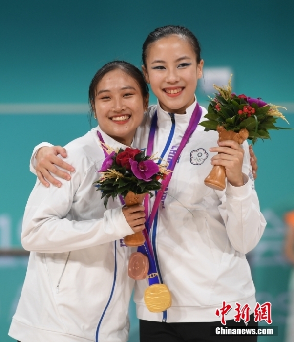 10月7日，杭州第19屆亞運會輪滑項目女子花樣輪滑單人滑長節(jié)目決賽在錢塘輪滑中心舉行。結(jié)合短節(jié)目決賽成績，中國臺北選手洪筱晴(左)以94.38分的總成績奪得女子花樣輪滑單人滑冠軍，中國臺北選手張致如(右)獲得季軍。<a target='_blank' href='/'><p  align=