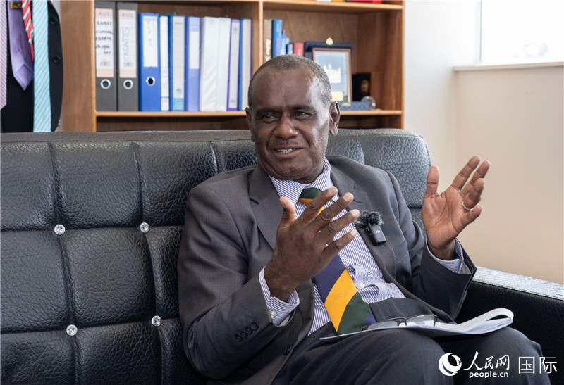 2023年9月13日，所羅門群島外交部長(zhǎng)杰里邁亞·馬內(nèi)萊在首都霍尼亞拉接受人民網(wǎng)記者專訪。人民網(wǎng) 賀吉攝