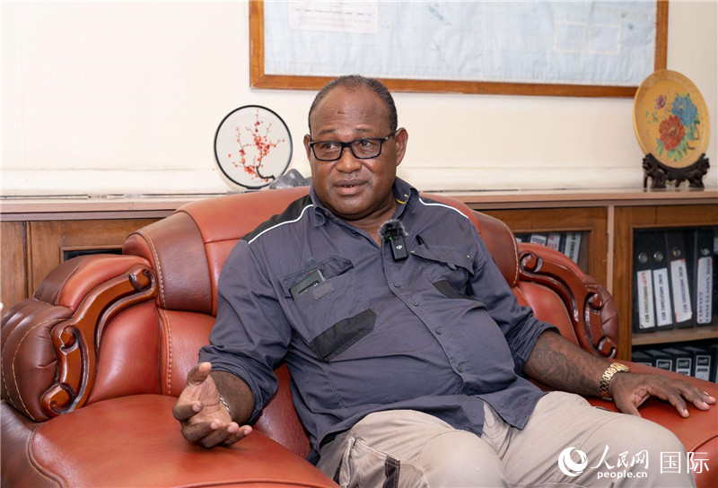 2023年9月13日，所羅門群島副總理兼基礎(chǔ)設(shè)施和發(fā)展部長(zhǎng)梅納西·梅蘭加在首都霍尼亞拉接受人民網(wǎng)記者專訪。人民網(wǎng) 賀吉攝