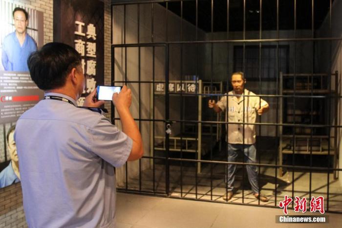 資料圖：2015年10月，海南省公安廳組織黨員干部前往反腐倡廉警示教育基地參觀受教。洪堅(jiān)鵬 攝