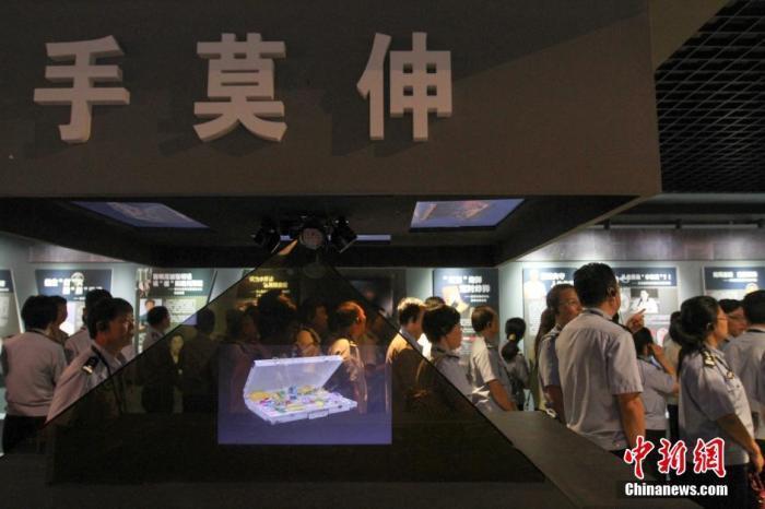 資料圖：2015年10月，海南省公安廳組織黨員干部前往反腐倡廉警示教育基地參觀受教。洪堅(jiān)鵬 攝