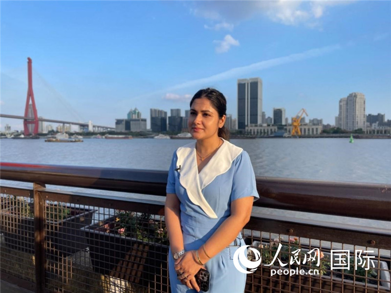 孟加拉國Channel24電視頻道主持人伊斯拉特·阿敏在上海市楊浦濱江接受采訪。 人民網(wǎng)記者 張榮攝