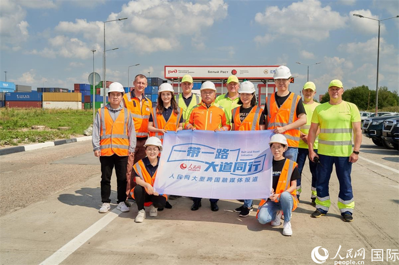 人民網(wǎng)記者在莫斯科別雷拉斯特物流中心采訪。