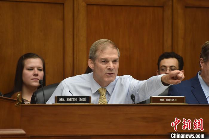 當(dāng)?shù)貢r間10月13日，美國國會眾議院共和黨人就議長候選人再次進(jìn)行黨內(nèi)投票，眾議院司法委員會主席吉姆·喬丹獲得黨內(nèi)提名。圖為喬丹今年9月在眾議院監(jiān)督和問責(zé)委員會聽證會上發(fā)言。 <a target='_blank' href='/'><p  align=