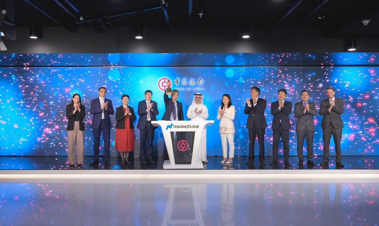 圖為中外嘉賓出席搖鈴儀式。迪拜納斯達(dá)克供圖