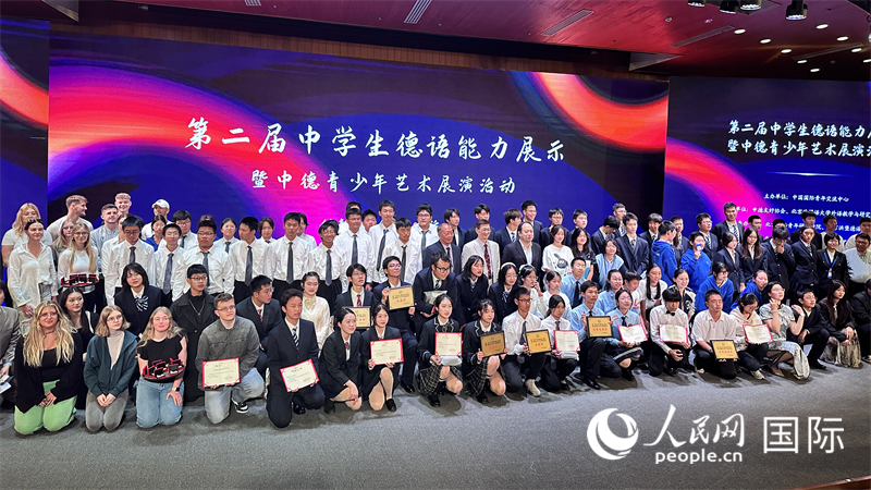 現(xiàn)場學生與嘉賓合影。（攝影：張麗鷗）