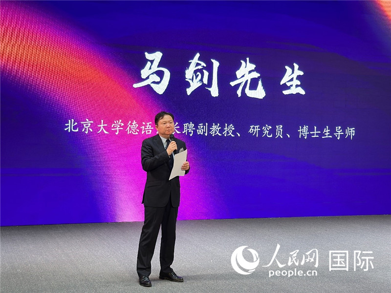 北京大學德語系長聘副教授馬劍點評學生表現(xiàn)。（攝影：張麗鷗）