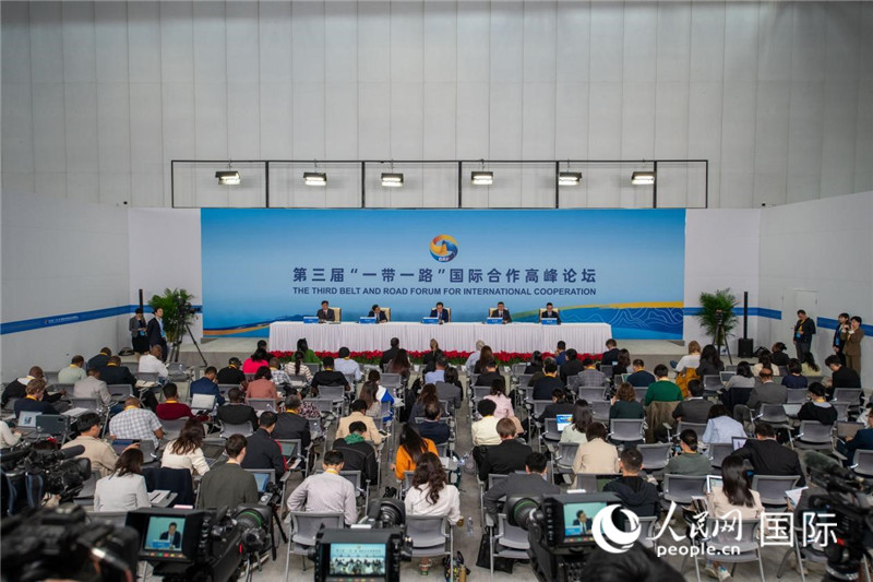 10月16日，第三屆“一帶一路”國際合作高峰論壇新聞中心在北京國家會議中心舉行首場吹風會，邀請自然資源部國際合作司和相關單位負責人介紹有關情況，并回答記者提問。人民網記者 翁奇羽攝