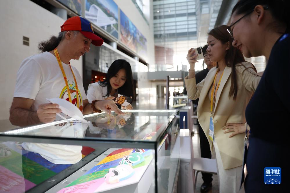 10月16日，參會(huì)記者在“一帶一路”國(guó)際合作高峰論壇新聞中心參觀展示的中國(guó)非物質(zhì)文化遺產(chǎn)展品。新華社記者 陳斌 攝