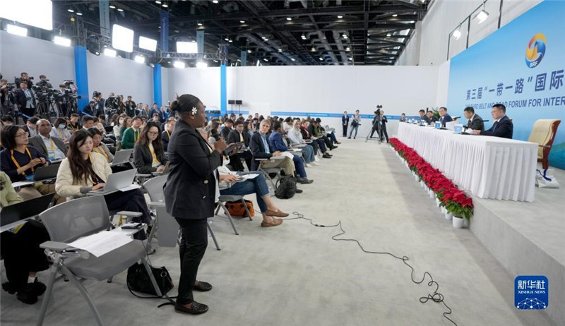 10月16日，第三屆“一帶一路”國際合作高峰論壇新聞中心在北京國家會議中心舉行首場吹風會，邀請自然資源部國際合作司和相關(guān)單位負責人介紹有關(guān)情況，并回答記者提問。新華社記者 王毓國攝