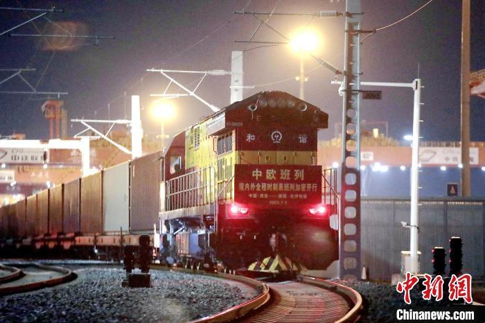 圖為中歐班列整裝待發(fā)?！＄姾擦?攝