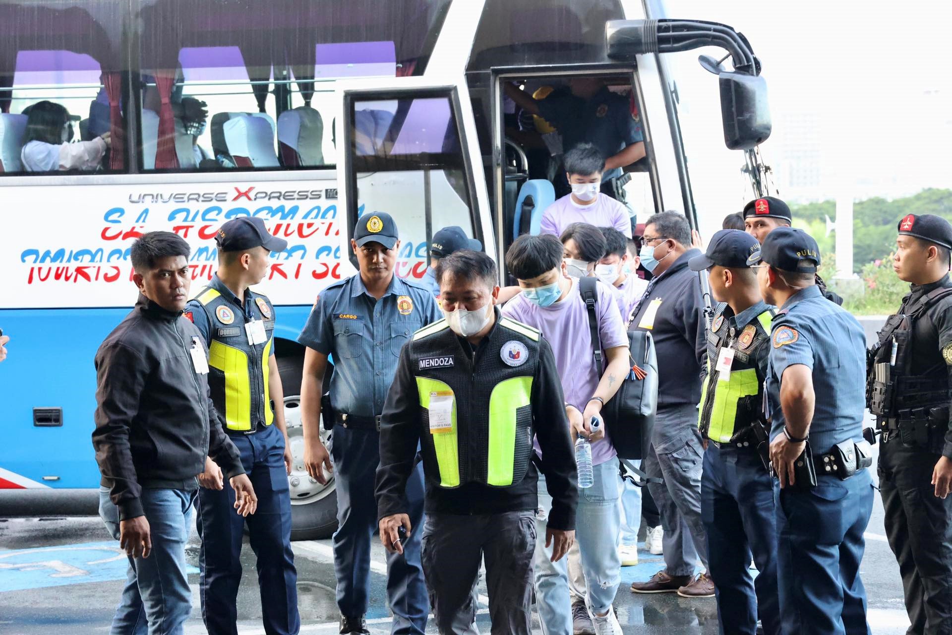 中菲兩國執(zhí)法部門合作遣返在菲從事離岸博彩的中國公民。中國駐菲律賓使館供圖