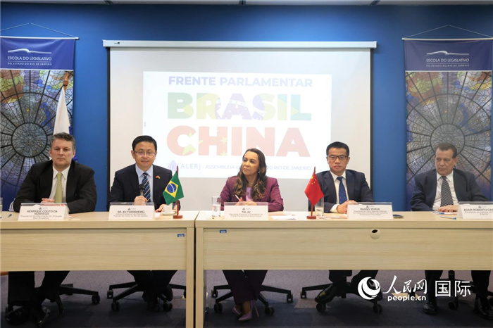 新一屆里約州巴西中國議員陣線在里約熱內(nèi)盧成立并舉行慶?；顒?dòng)，與會(huì)嘉賓在現(xiàn)場致辭。 人民網(wǎng)記者 時(shí)元皓攝