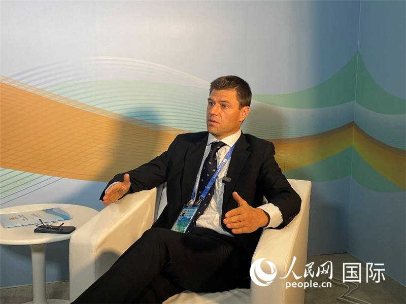 葡中工商會(huì)秘書(shū)長(zhǎng)伯納德?門迪亞接受采訪。 人民網(wǎng)記者 張榮攝