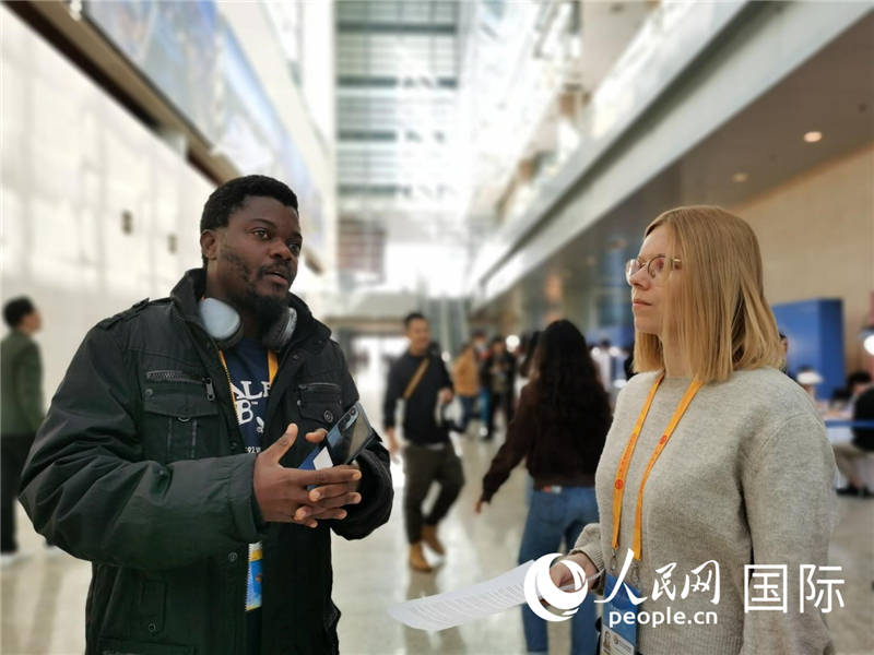 剛果（金）未來(lái)集團(tuán)廣播電視部記者雨果-恩澤扎接受人民網(wǎng)采訪。人民網(wǎng) 孫鴻宇攝