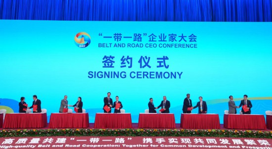 　　這是10月17日拍攝的簽約儀式現(xiàn)場。當(dāng)日，“一帶一路”企業(yè)家大會在北京召開。（新華社記者王毓國攝）