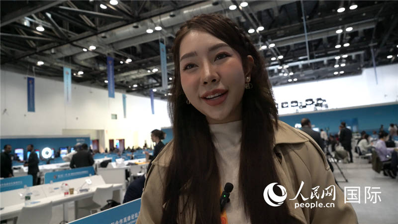 泰國(guó)TOPNEWS電視臺(tái)主播蓬薩婉?乍如潘（Phonsawan Jarupan）與記者交談。人民網(wǎng) 楊春燕攝