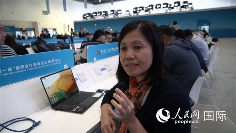 越南之聲廣播電臺(tái)記者胡鴻行（音譯，H? H?ng H?nh）與記者交談。人民網(wǎng) 楊春燕攝