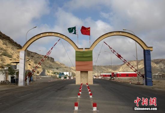 5月5日，瓜達爾港出入口的拱門。瓜達爾港是阿拉伯海沿岸的一座天然不凍良港，也是中巴經(jīng)濟走廊的南端起點。中國公司自2013年開始取得瓜達爾港的運營權(quán)，目前各項工作逐步展開。盡管自然條件差、物資匱乏，但瓜達爾卻有著重要的地理位置。瓜達爾是巴基斯坦通往波斯灣和阿拉伯海的大門，距離霍爾木茲海峽僅400公里。作為一帶一路有益補充的中巴經(jīng)濟走廊經(jīng)濟構(gòu)架的確立，使位于巴基斯坦最南端的瓜達爾港成為中巴經(jīng)濟走廊的一個重要出海口。<a target='_blank' href='/'><p  align=