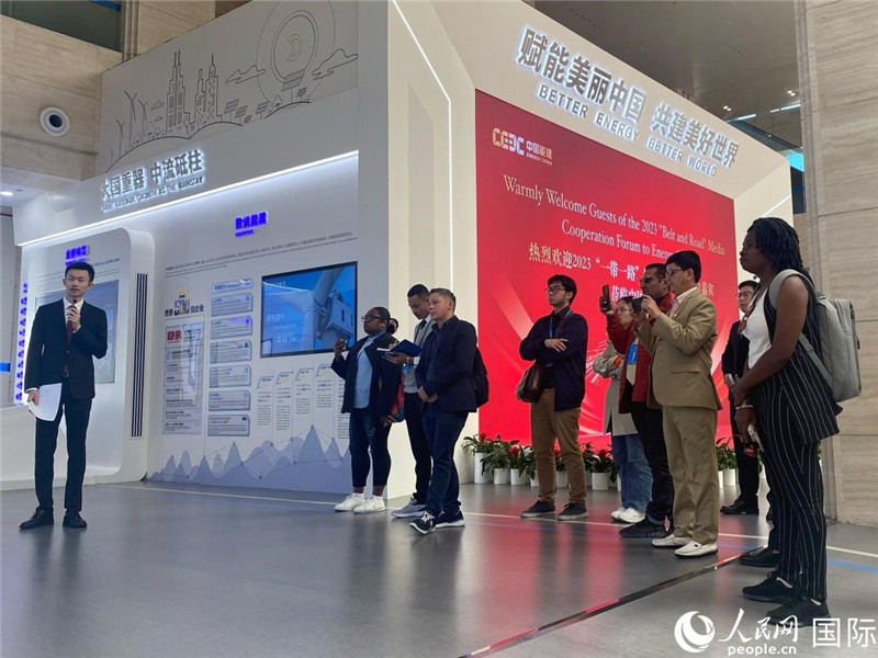 2023“一帶一路”媒體合作論壇聯(lián)合采訪團(tuán)參訪中國能建。人民網(wǎng)記者 于洋攝