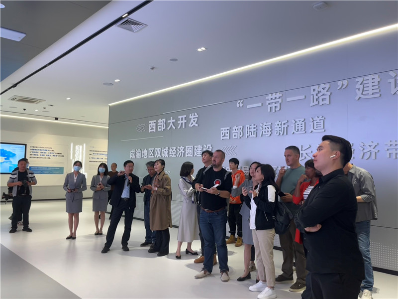 （成都國際鐵路港展廳，中外記者邊聽邊記，了解成都國際鐵路港運行情況 趙橙涔攝