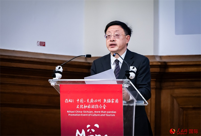 四川省文化和旅游廳廳長(zhǎng)戴允康作文化旅游推介。人民網(wǎng) 郭錦標(biāo)攝