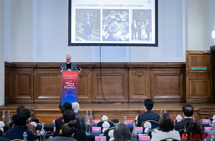 英國(guó)群英創(chuàng)意全球首席執(zhí)行官杰米·撒杰特在現(xiàn)場(chǎng)發(fā)言，分享如何進(jìn)一步提升四川旅游的國(guó)際影響力、吸引更多的英國(guó)游客。人民網(wǎng) 郭錦標(biāo)攝