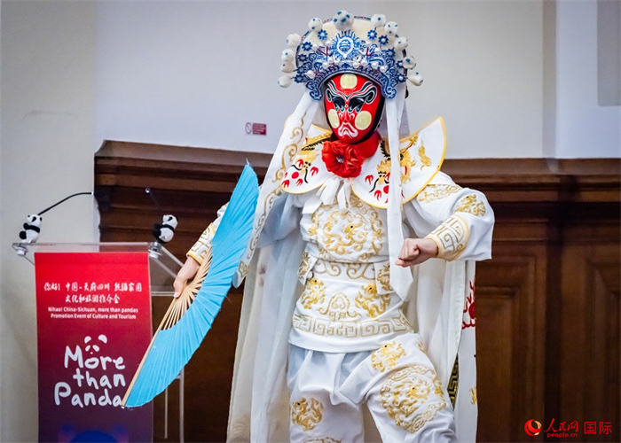 川劇絕活變臉表演。人民網(wǎng) 郭錦標(biāo)攝