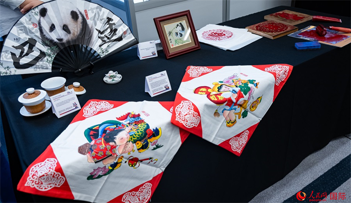 活動(dòng)現(xiàn)場(chǎng)的現(xiàn)場(chǎng)文創(chuàng)展、互動(dòng)體驗(yàn)區(qū)、非遺區(qū)展示。人民網(wǎng) 郭錦標(biāo)攝