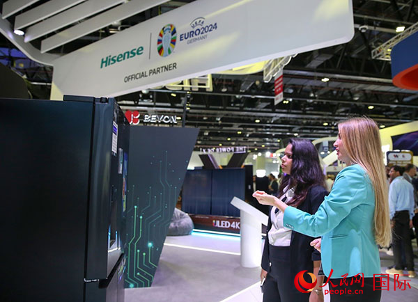 訪客在海信集團展臺參觀。人民網(wǎng) 塔里克·易卜拉欣攝