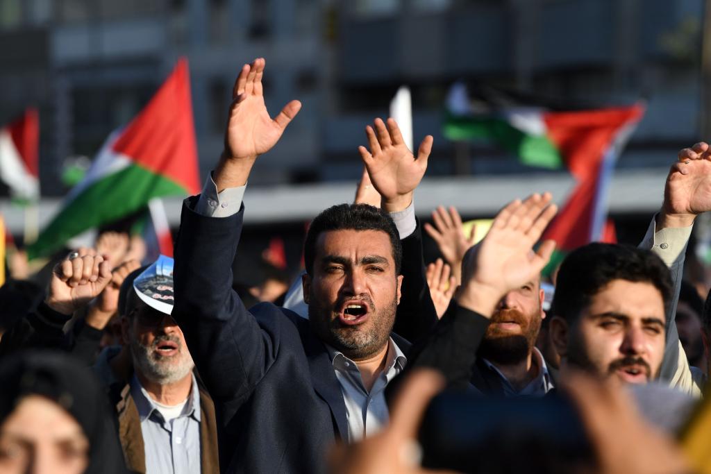 10月18日，人們在伊朗德黑蘭舉行集會(huì)。當(dāng)日，突尼斯、土耳其、伊朗等多國民眾舉行集會(huì)，表達(dá)對巴勒斯坦人民的支持，并譴責(zé)針對加沙城醫(yī)院的襲擊。新華社記者 沙達(dá)提 攝