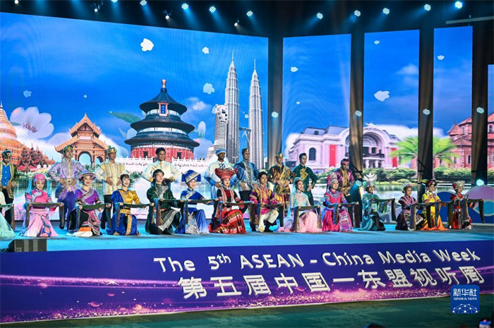 10月21日，在馬來(lái)西亞行政首都普特拉賈亞，演員在第五屆中國(guó)—東盟視聽(tīng)周開(kāi)幕活動(dòng)上表演。新華社記者 程一恒 攝