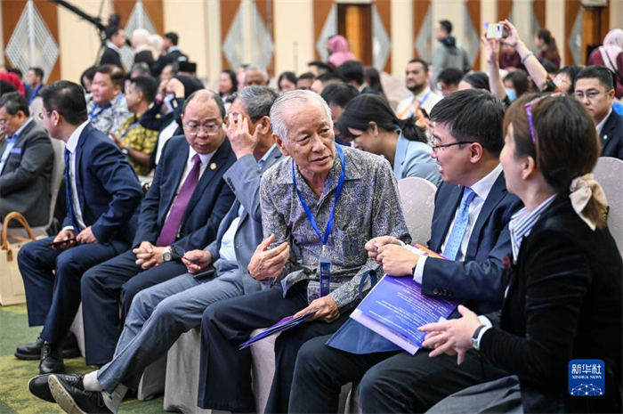 10月21日，在馬來(lái)西亞行政首都普特拉賈亞，嘉賓在第五屆中國(guó)—東盟視聽(tīng)周開(kāi)幕活動(dòng)上交談。新華社記者 程一恒 攝