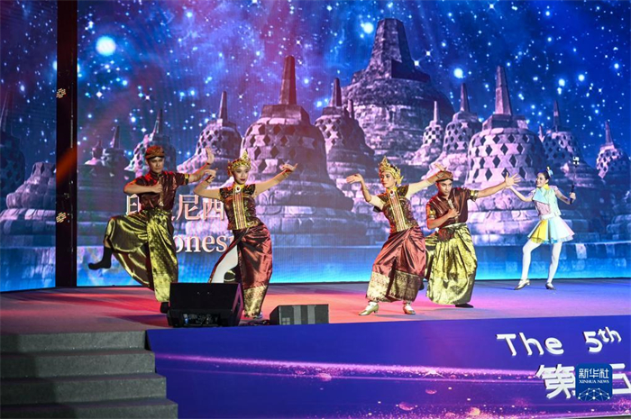 10月21日，在馬來(lái)西亞行政首都普特拉賈亞，演員在第五屆中國(guó)—東盟視聽(tīng)周開(kāi)幕活動(dòng)上表演。新華社記者 程一恒 攝