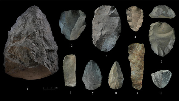 石制品 1.手斧 2、4、5.勒瓦婁哇石核（循環(huán)剝片法、優(yōu)先剝片法）3.勒瓦婁哇石葉石核 6.勒瓦婁哇石葉 7、8.勒瓦婁哇尖狀器 9.石葉 10.錐形石葉石核。中肯聯(lián)合考古隊(duì)供圖