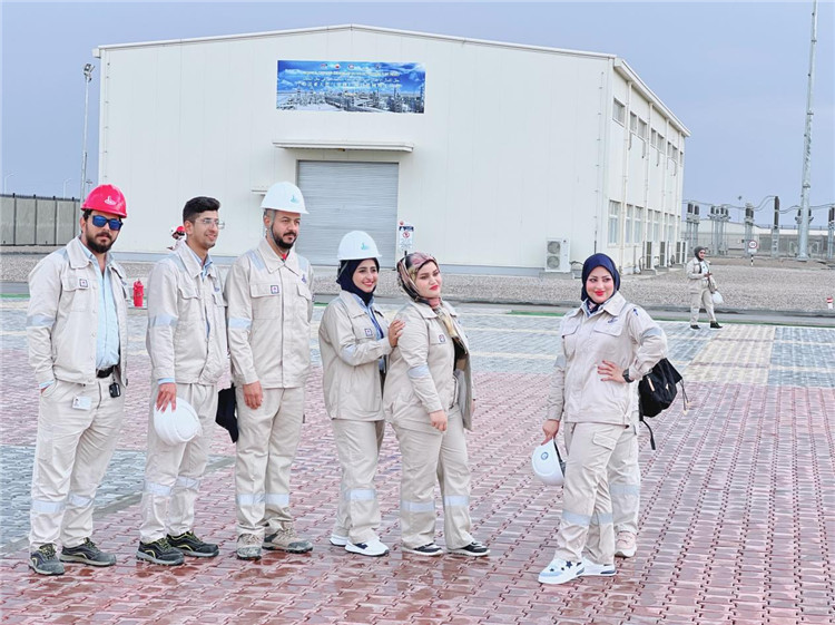 部分伊拉克員工合影。中國(guó)石油工程建設(shè)有限公司供圖