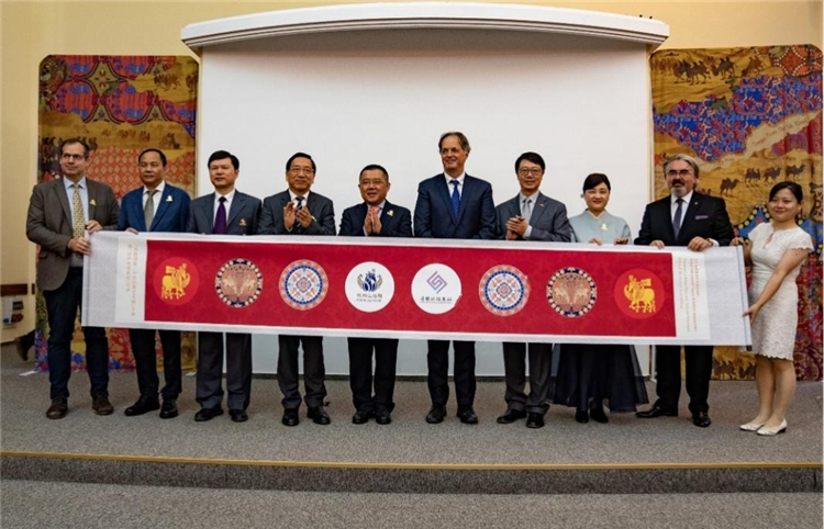 “絲路綺粲—中國絲綢藝術(shù)展”開幕式在匈牙利首都布達佩斯舉行。布達佩斯中國文化中心供圖