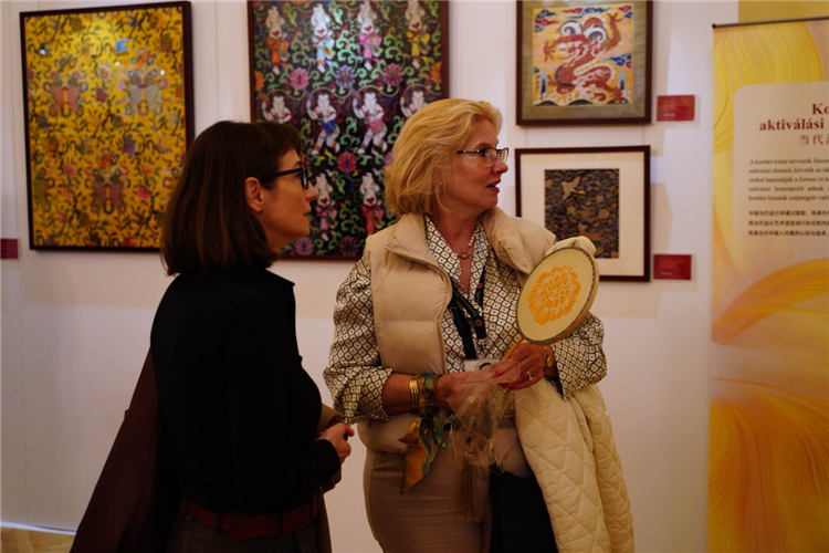 游客觀賞。布達佩斯中國文化中心供圖