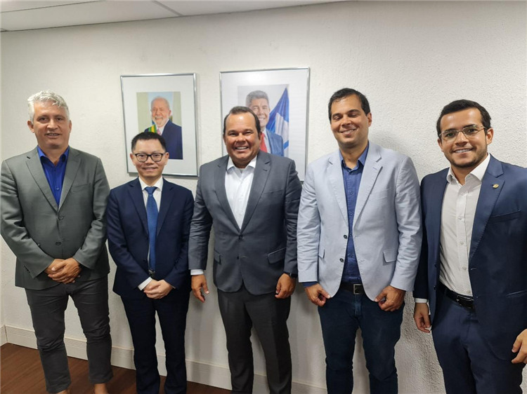 巴伊亞州副州長(zhǎng)杰拉爾多·儒尼奧爾（中）與中國(guó)—巴伊亞州礦業(yè)委員會(huì)主要成員合影。巴西巴伊亞州“中國(guó)—巴伊亞州礦業(yè)委員會(huì)”供圖