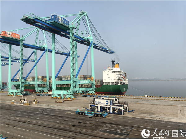 天津港北疆港區(qū)C段智能化集裝箱碼頭。人民網(wǎng)記者 符園園攝
