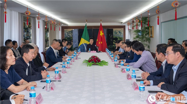 當(dāng)?shù)貢r(shí)間10月23日，國(guó)務(wù)院僑務(wù)辦公室主任陳旭（中）在巴西里約熱內(nèi)盧出席國(guó)務(wù)院僑辦代表團(tuán)與里約僑界座談會(huì)。  王天聰 攝