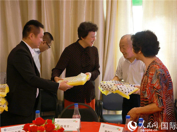 當(dāng)?shù)貢r(shí)間10月23日，國(guó)務(wù)院僑務(wù)辦公室主任陳旭（中）在巴西華人文化交流協(xié)會(huì)會(huì)館出席里約僑界舉辦的重陽(yáng)節(jié)敬老聯(lián)歡活動(dòng)，并為里約僑界長(zhǎng)者代表送上慰問品。  人民網(wǎng)記者 陳海琪攝